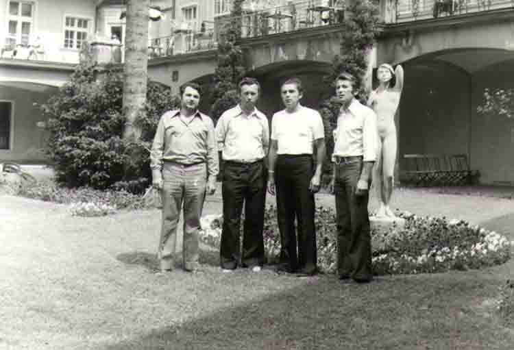 If picture is not shown here, it probably doesnot exist for this quality ... (choose another quality)