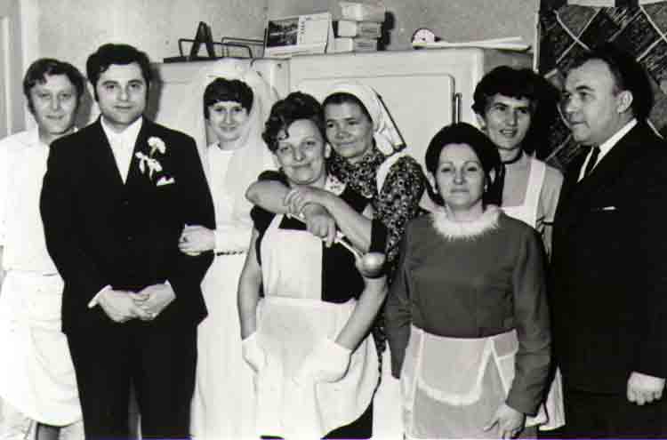 If picture is not shown here, it probably doesnot exist for this quality ... (choose another quality)