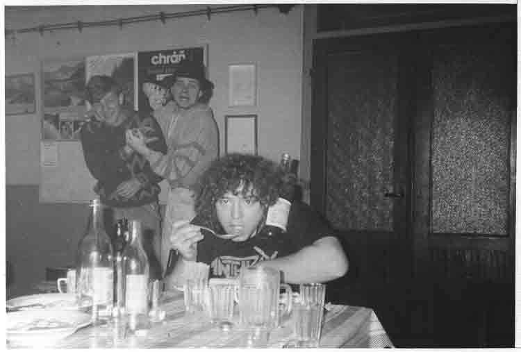 If picture is not shown here, it probably doesnot exist for this quality ... (choose another quality)