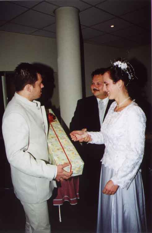 If picture is not shown here, it probably doesnot exist for this quality ... (choose another quality)