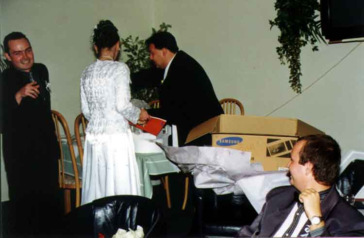 If picture is not shown here, it probably doesnot exist for this quality ... (choose another quality)