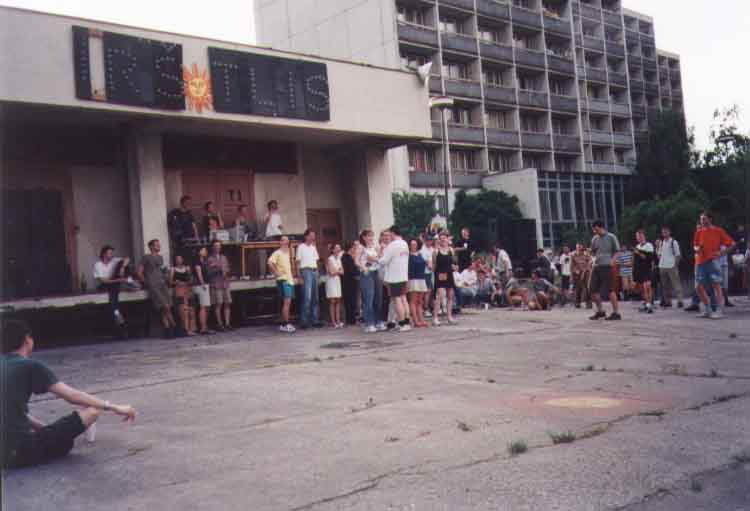 If picture is not shown here, it probably doesnot exist for this quality ... (choose another quality)