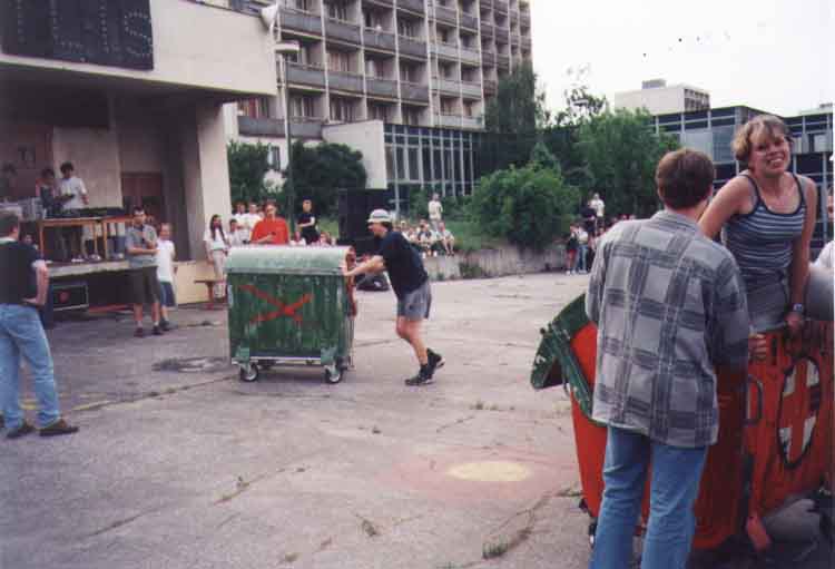 If picture is not shown here, it probably doesnot exist for this quality ... (choose another quality)