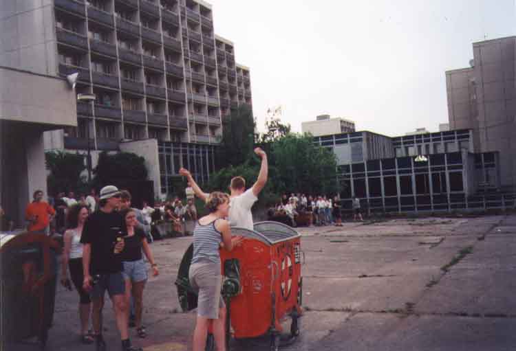 If picture is not shown here, it probably doesnot exist for this quality ... (choose another quality)