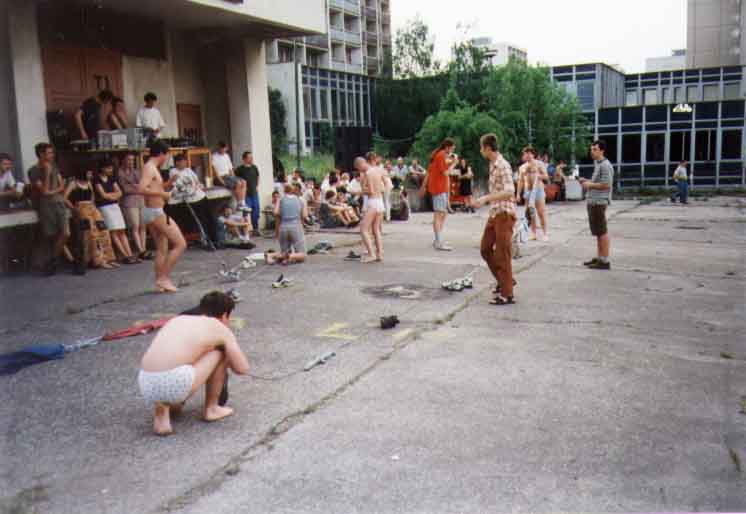 If picture is not shown here, it probably doesnot exist for this quality ... (choose another quality)