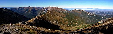 1571x480, 93k (2011-12-26 10:19)<br/> Ondro Budzák, 01.10.2011, <br/>   Pohľad z Kasprovho vrchu (1987m) na hrebeň Červených vrchov, ktoré sú spolu s Belianskymi Tatrami najvýznamnejšou vysokohorskou krasovou oblasťou na Slovensku i v Poľsku.